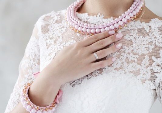 How to Wear the Pearl Bridal Accessory Trend